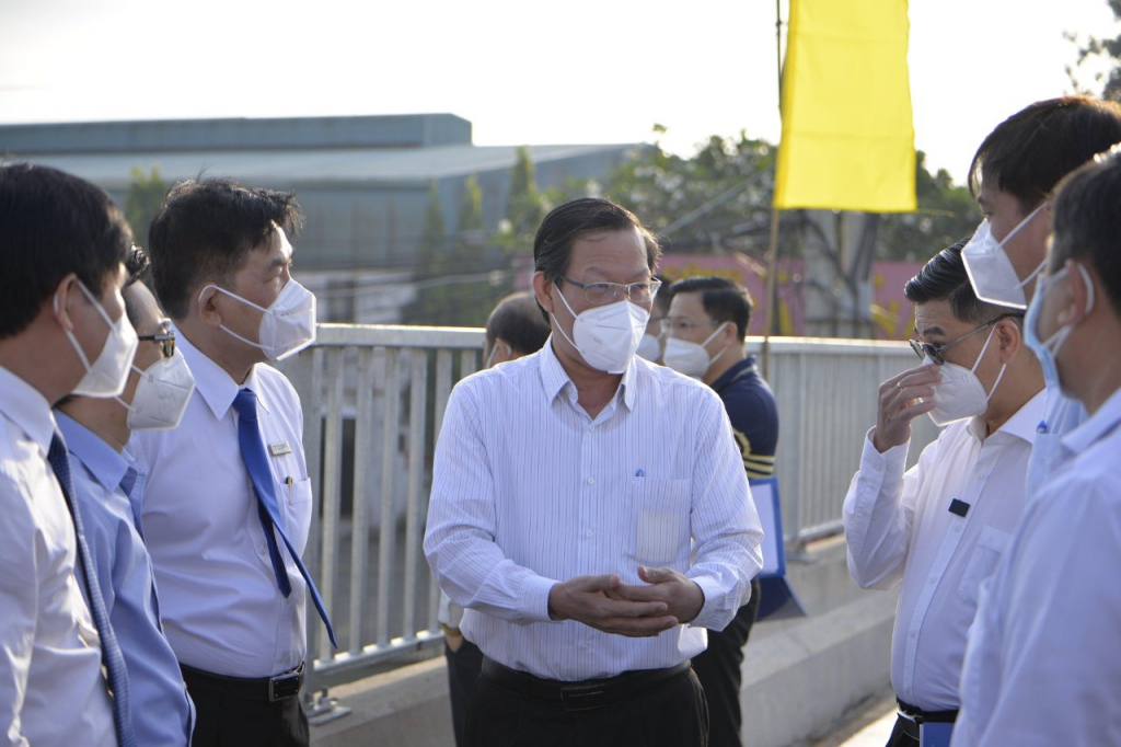 Chủ tịch UBND TP Phan Văn Mãi cùng lãnh đạo các đơn vị có mặt tại Lễ thông xe cầu Bưng